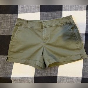 Size 0 NY&Co hunter green chino shorts